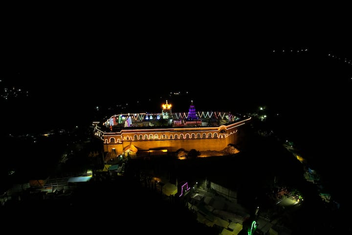 नवरात्र उत्सवाच्या निमित्ताने ही देशभरातील मंदिरे आकर्षकरित्या सजली आहे.