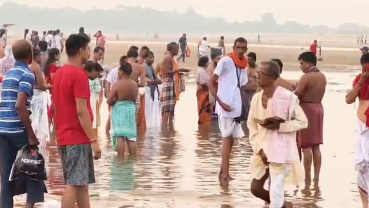 ভোর থেকে দক্ষিণ ২৪ পরগনা জেলাজুড়ে মুষলধারায় ঝড়-বৃষ্টি শুরু হয়েছে। এরই মধ্যে গঙ্গাসাগর, কাকদ্বীপ, ডায়মন্ড হারবার ও ফলতার নদীঘাটগুলিতে অসংখ্য মানুষ তর্পণের জন্য ভিড় জমিয়েছেন।