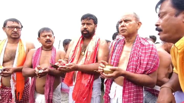 একই সঙ্গে বিজেপি ও তৃণমূল নেতৃত্বকে মহালয়ার তিথিতে তর্পণ করতে দেখা গেল দুর্গাপুর ব্যারেজের দামোদর নদের বিসর্জন ঘাটে। সেখানে তর্পণ করলেন দুর্গাপুর পশ্চিমের বিজেপি বিধায়ক লক্ষণ ঘড়ুই। পরে লক্ষ্ণণ ঘড়ুই বলেন, আরজি করের এই জঘন্য ঘটনায় যে বা যারা দোষী তাদের দ্রুত শাস্তির প্রার্থনা করছি দেবী দুর্গার কাছে। তিলোত্তমার আত্মার শান্তি কামনাতেও আজ তর্পণ করেন বিজেপির বিধায়ক লক্ষণ ঘড়ুই।