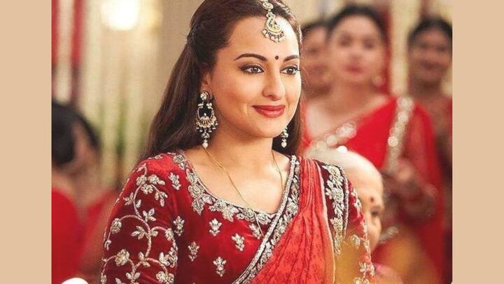 Sonakshi Sinha in Kalank: Sonakshi Sinha’s deep red saree in Kalank was a standout look. Paired with a maroon velvet blouse adorned with intricate zardozi work, Sonakshi’s look was enhanced by a kundan maang tikka and chaandbalis.  (Image source: Pinterest/Jaida)