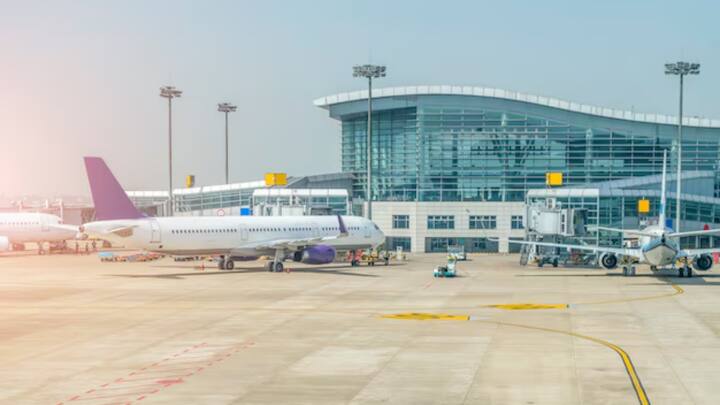 स्काई ने बताया कि ये सारी चीजें ज्यादातर जोहान्सबर्ग में ज्यादा ही होती हैं. जब हम वहां लैंड करते थे तो पायलट के साथ संबंध बनाने के बाद क्रू मेंबर का रवैया पूरी तरह से बदल जाया करता था.