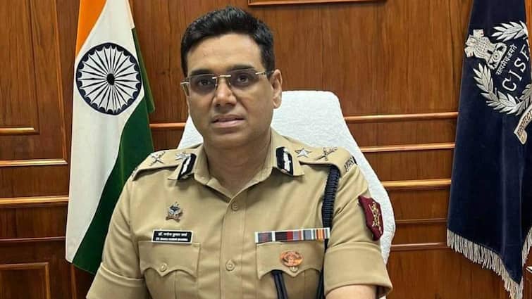 UPSC  Success Story 12th Fail fame IPS Manoj Kumar Sharma promoted to IG Rank Success Story: पढ़ाई पूरी करने के दौरान ​भिखारियों के साथ सोना पड़ा था, इमोशनल कर देगी इस अफसर की सफलता की कहानी