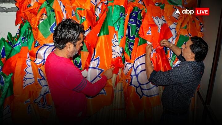 इस बदलाव के बाद भी जितने भी मुख्यमंत्री जम्मू कश्मीर में बने वे सारे मुस्लिम थे और कश्मीर घाटी से आते थे, लेकिन एक मुख्यमंत्री ऐसे थे, जो जम्मू के डोडा जिले से ताल्लुक रखते हैं. वह हैं गुलाम नबी आजाद. इस विधानसभा चुनाव में जम्मू नॉर्थ के भाजपा प्रत्याशी और प्रदेश पार्टी उपाध्यक्ष शाम लाल शर्मा ने जम्मू रीजन के वोटरों से अपील की थी कि यदि महाराष्ट्र का मुख्यमंत्री एक मुस्लिम हो सकता है तो जम्मू कश्मीर का मुख्यमंत्री हिंदू क्यों नहीं हो सकता.
