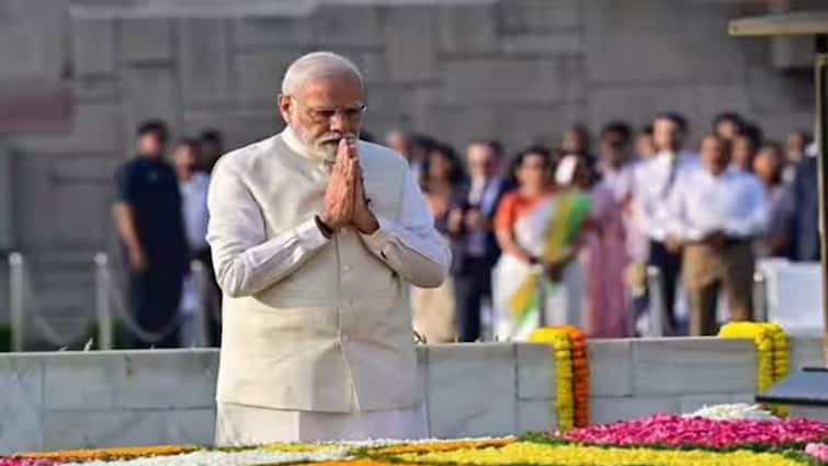 पीएम मोदी ने महात्मा गांधी को दी श्रद्धांजलि