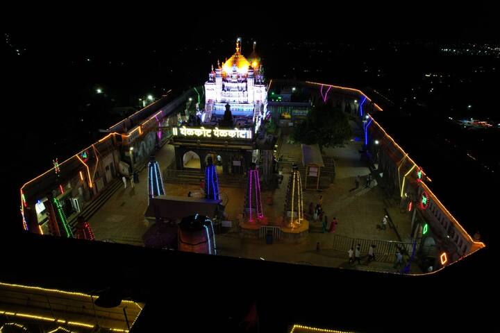 अखंड महाराष्ट्राचा कुलदैवत असलेल्या जेजुरीच्या खंडेरायाच्या मंदिराला आकर्षक अशी विद्युत रोषणाई करण्यात आली.