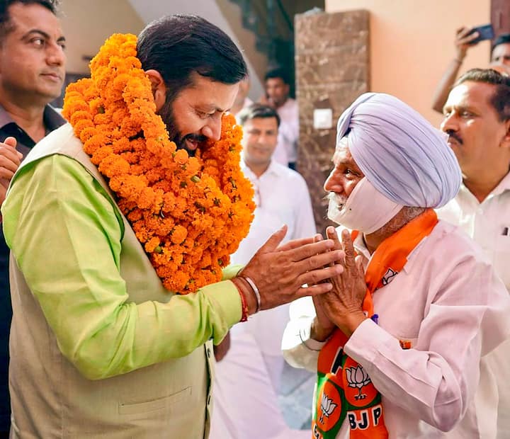 बीजेपी नायब सैनी को लेकर आई, लेकिन उनको समय नहीं मिला कि वह अपनी पकड़ बना पाए. उनकी भी एक छवि है कि वह मनोहर लाल के आदमी है. बीजेपी में कहा जाता है कि ज्यादातर जो सीटों का बंटवारा हुआ है उस पर मनोहर लाल की चलती है. यही कारण है कि इतने बागी भी हुए. सरदेसाई का साफ कहना था कि एक तूफान है हरियाणा में, जिसमें कांग्रेस को थोड़ा बहुत एडवांटेज है. वह बोले कांग्रेस को ज्यादा एडवांटेज तब होता जब वह एकजुट होकर लड़ती.