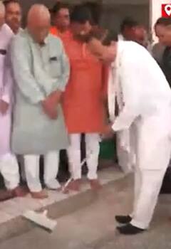 Prayagraj News: Keshav Prasad Maurya ने हनुमान मंदिर में की साफ-सफाई | ABP Shorts