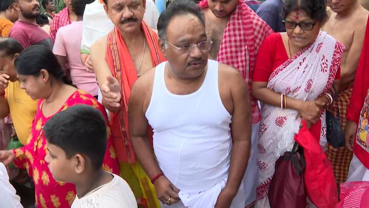 বাগবাজার ঘাটে তর্পণ করলেন বিজেপির রাজ্যসভা সাংসদ শমীক ভট্টাচার্য।