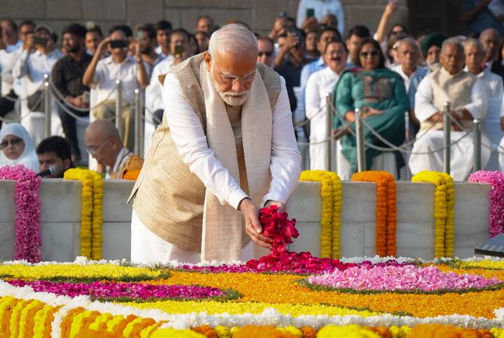 पीएम मोदी ने गांधी जयंति के दिन राजघाट जाकर बापू का बापू को श्रद्धांजलि दी. वह कुछ देर तक वहां रुके भी.