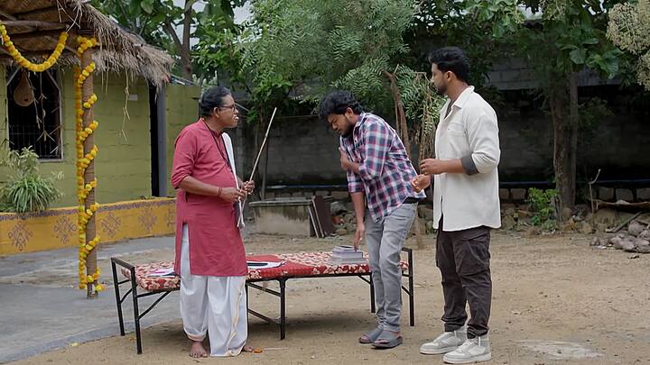 క్రిష్..తెలుగు మాస్టారు దగ్గరకు వెళ్లి తాను సత్యభామ భర్తని అని పరిచయం చేసుకుంటాడు. గొప్పగొప్పోళ్ల బయోడేటా కలెక్ట్ చేస్తున్నాను. సత్య మీరు చాలా గొప్పోళ్లు అంది..అందుకే అంటాడు క్రిష్.  మాస్టారు మీ వయసెంత అని క్రిష్ అడిగితే ఏదీ ఊరికే చెప్పను అంటాడు. క్రిష్ గురు దక్షిణ ఇస్తాను అంటాడు. అప్పుడు పద్యాలు చెప్పిన మాస్టారిని అనుసరించబోయి నవ్వులపాలవుతాడు