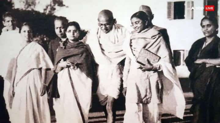 बापू को जब गोली लगी तब उनके आखिरी शब्द थे 'हे राम'. इतना कहकह वह जमीन पर गिर पड़े थे.