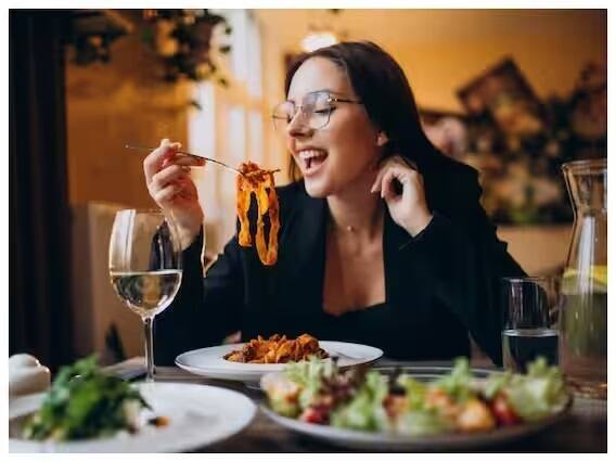 If you make this mistake while eating, you will increase weight, obesity and also risk of this disease Health Tips: જમતી વખતે આ ભૂલ કરશો તો વધશે વજન, મેદસ્વીતા સાથે આ બીમારીનું પણ જોખમ