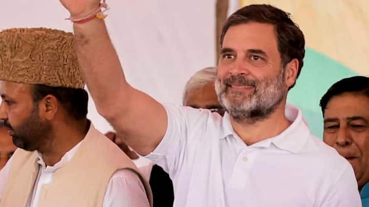 राहुल गांधी ने कहा कि हमारे टाइगर हरियाणा में घूम रहे हैं. कभी-कभी यह शेर आपस में लड़ जाते हैं और मेरा काम शेरों को एक साथ खड़ा करने का है. राहुल गांधी बोले कि जब भी मैं कहीं जाता हूं तो एक व्यक्ति मुस्कुराता है वह है कांग्रेसी और एक मुंह बनाकर दिखता है वह होते है आरएसएस वाले. यह छुप नहीं पाते कभी-कभी पार्टी में भेष बदलकर आ जाते हैं, लेकिन हम इन्हें पहचान लेते हैं.