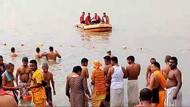 হাওড়ার রামকৃষ্ণপুর ঘাটে সকাল থেকেই দেখা যাচ্ছে তর্পণ করতে আসা মানুষের ভিড়। হাওড়া সিটি পুলিশ এবং হাওড়া থানার পক্ষ থেকে রামকৃষ্ণপুর ঘাট এলাকায় চলছে কড়া নজরদারি।