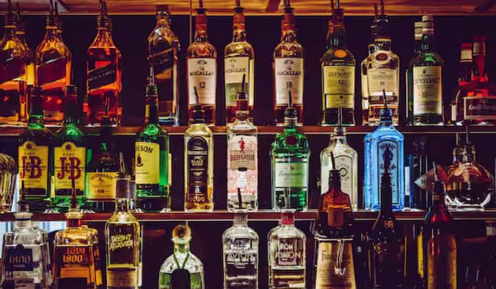 ਸਾਡੇ ਦੇਸ਼ 'ਚ ਸ਼ਰਾਬ ਦੇ ਸ਼ੌਕੀਨਾਂ ਦੀ ਕੋਈ ਕਮੀ ਨਹੀਂ ਹੈ ਪਰ ਕੁਝ ਸੂਬਿਆਂ 'ਚ ਇਹ ਘੱਟ ਕੀਮਤ 'ਤੇ ਮਿਲਦੀ ਹੈ, ਜਦਕਿ ਕੁਝ ਸੂਬਿਆਂ 'ਚ ਇਸ ਦੀਆਂ ਕੀਮਤਾਂ ਸਭ ਨੂੰ ਹੈਰਾਨ ਕਰ ਦੇਣ ਵਾਲੀਆਂ ਹਨ। ਭਾਰਤ 'ਚ ਸ਼ਰਾਬ ਦੀਆਂ ਕੀਮਤਾਂ 'ਚ ਲਗਾਤਾਰ ਬਦਲਾਅ ਹੁੰਦੇ ਰਹਿੰਦੇ ਹਨ ਪਰ ਤਾਜ਼ਾ ਅੰਕੜਿਆਂ ਮੁਤਾਬਕ ਕਰਨਾਟਕ ਰਾਜ ਸ਼ਰਾਬ ਦੇ ਮਾਮਲੇ 'ਚ ਸਭ ਤੋਂ ਮਹਿੰਗਾ ਸੂਬਾ ਬਣ ਗਿਆ ਹੈ। ਕਰਨਾਟਕ ਸਰਕਾਰ ਨੇ ਸ਼ਰਾਬ 'ਤੇ ਐਕਸਾਈਜ਼ ਡਿਊਟੀ ਵਧਾ ਦਿੱਤੀ ਹੈ, ਜਿਸ ਕਾਰਨ ਇੱਥੇ ਸ਼ਰਾਬ ਦੀਆਂ ਕੀਮਤਾਂ ਕਾਫੀ ਵਧ ਗਈਆਂ ਹਨ।