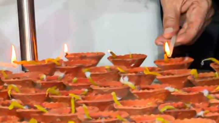 রাস্তার ধারে মানববন্ধন প্রতিবাদীদের। সবার হাতে উড়ল জাতীয় পতাকা।