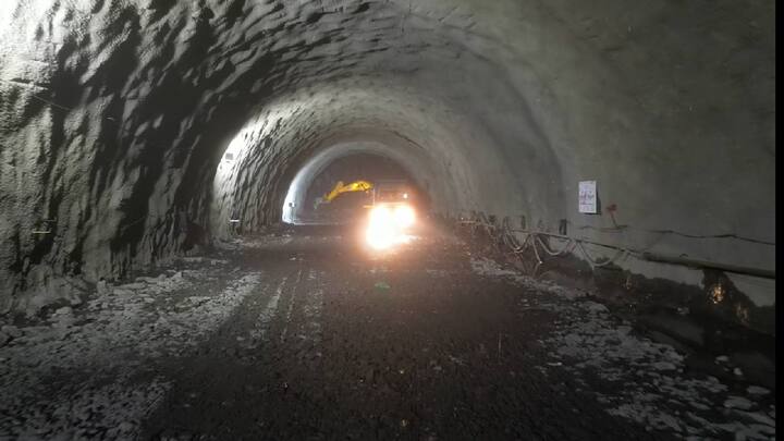 देशातील पहिल्या बुलेट ट्रेनसाठी वांद्रे-कुर्ला संकुल येथील मुंबई बुलेट ट्रेन भूमिगत स्थानक ते महाराष्ट्र राज्यातील शिळफाटा दरम्यान 21 किमी लांबीचा भारतातील पहिला भूमिगत/समुद्राखालील बोगदा बांधण्यात येत आहे. बोगद्याच्या 21 किमीपैकी 16 किमी टनेल बोरिंग मशिनद्वारे तर उर्वरित 5 किमी एनएटीएमद्वारे आहे. यात ठाणे खाडीतील 7 किलोमीटरच्या समुद्राखालील बोगद्याचाही समावेश आहे.