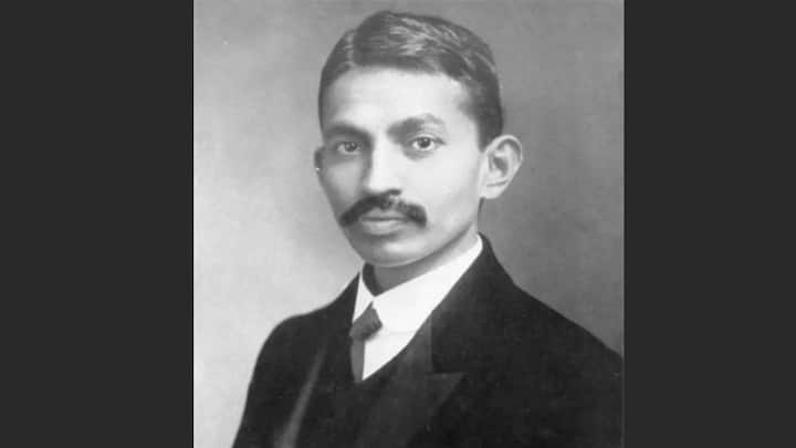 गांधी जी ने अपनी जिंदगी के लगभग 21 साल साउथ अफ्रीका में बिताए. इसके बाद वह साल 1915 में भारत वापस लौटे. जहां उन्होंने कांग्रेस ज्वाइन की और भारत की आजादी के लिए आंदोलन शुरू करने लगे. उन्होंने अंग्रेजों के खिलाफ असहयोग आंदोलन, सविनय अवज्ञा आंदोलन और भारत छोड़ो आंदोलन का नेतृत्व किया.