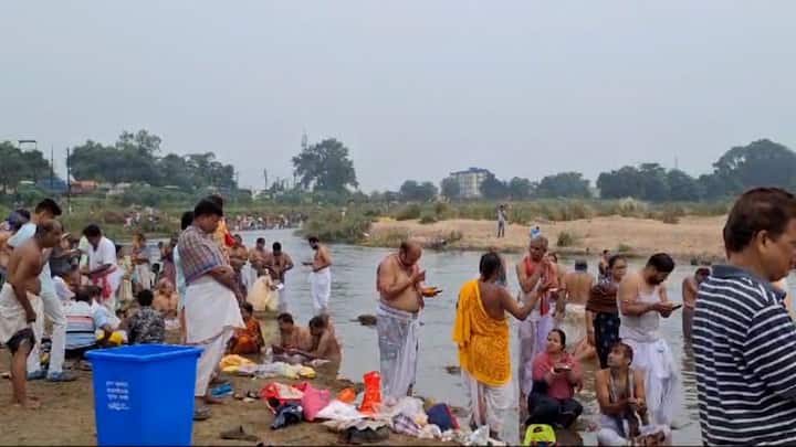 মহালয়ায় তর্পণ করে প্রচুর মানুষ ভিড় জমিয়েছেন হলদিয়ার হলদি নদীর ঘাটেও।