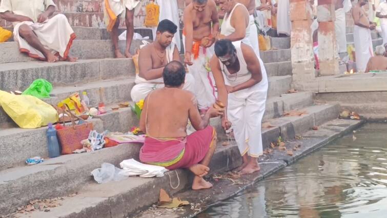 Mahalaya Amavasya 2024 in Kanchipuram varadharaja Perumal Kovil temple crowd tnn Mahalaya Amavasya: மகாளய அமாவாசை தர்ப்பணம் செய்தால் இவ்வளவு நன்மைகளா ? நீர் நிலைகளில் குவிந்த மக்கள்
