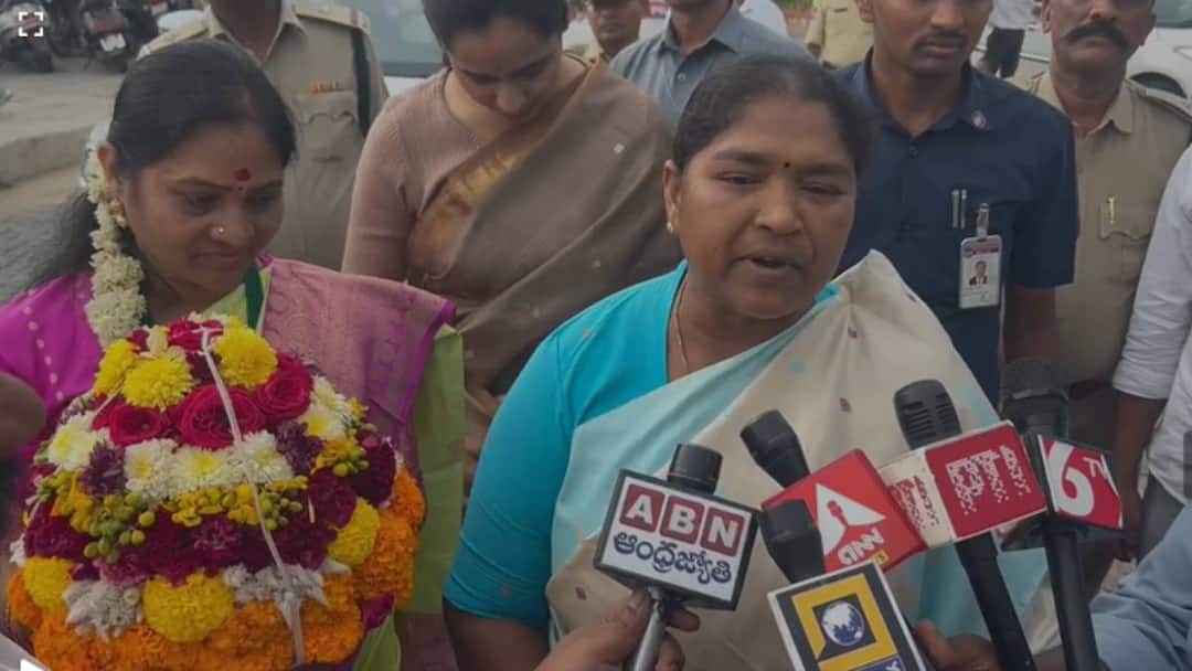 Minister Seethakka: కేటీఆర్.. డైరెక్ట్గా వచ్చి మాట్లాడు, మహిళపై ఇంత అక్కసు ఎందుకు?: మంత్రి సీతక్క Telangana minister sitakka fires on brs working president ktr Minister Seethakka: కేటీఆర్.. డైరెక్ట్గా వచ్చి మాట్లాడు, మహిళపై ఇంత అక్కసు ఎందుకు?: మంత్రి సీతక్క