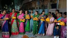 Bathukamma Festival 2024: చిత్తు చిత్తుల బొమ్మ శివుని ముద్దుల గుమ్మ ... ఆటపాటలతో ఘనంగా ప్రారంభమైన బతుకమ్మ సంబరాలు!