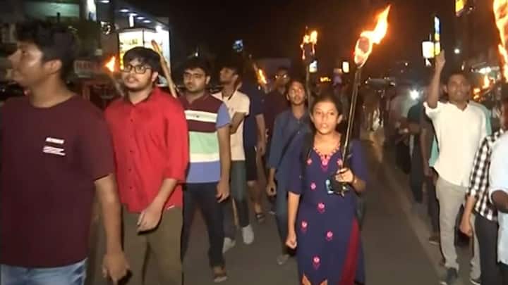 নদিয়ার চাকদাতেও ঢাকের বোলে ধ্বনিত হল প্রতিবাদ। সঙ্গে স্লোগান, তোমার স্বর, আমার স্বর, জাস্টিস ফর আর জি কর।মহিলা ঢাকিদের নিয়ে প্রতিবাদ মিছিলের নেতৃত্বে মহিলারা।
