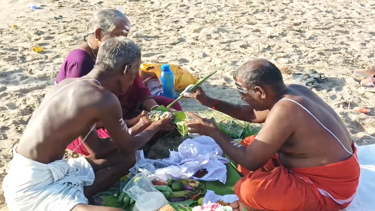 புரட்டாசி மஹாளய அமாவாசை - பூம்புகார் உள்ளிட்ட புண்ணிய நீர் நிலைகளில் திரண்ட பக்தர்கள்....!