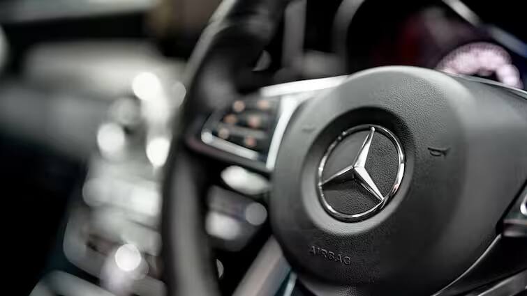 માત્ર લક્ઝરી કાર જ નહીં, પરંતુ ભારતમાં આ સામાન વેચીને પણ મર્સિડીઝ કરોડોનો બિઝનેસ કરી રહી છે merecedes benz india car selling online merchandise inr 50 crore rupees keychain perfumes read article in Gujarati માત્ર લક્ઝરી કાર જ નહીં, પરંતુ ભારતમાં આ સામાન વેચીને પણ મર્સિડીઝ કરોડોનો બિઝનેસ કરી રહી છે