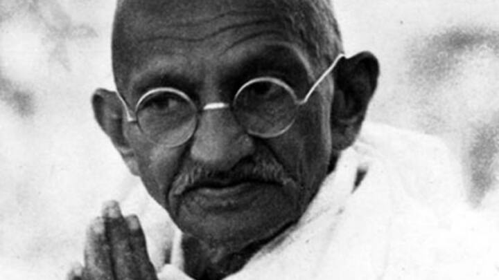 गांधी जी ने अपने जन्मदिन पर उपवास रखा और प्रार्थना की. इसके बाद उन्होंने चरखे के साथ समय बिताया. उन्होंने जन्मदिन के मौके पर कहा कि उपवास हृदय और आत्मा दोनों को शुद्ध करता है और उनका जीवन ईश्वर द्वारा बनाए गए हर छोटे-छोटे से मनुष्य के लिए समर्पित है.