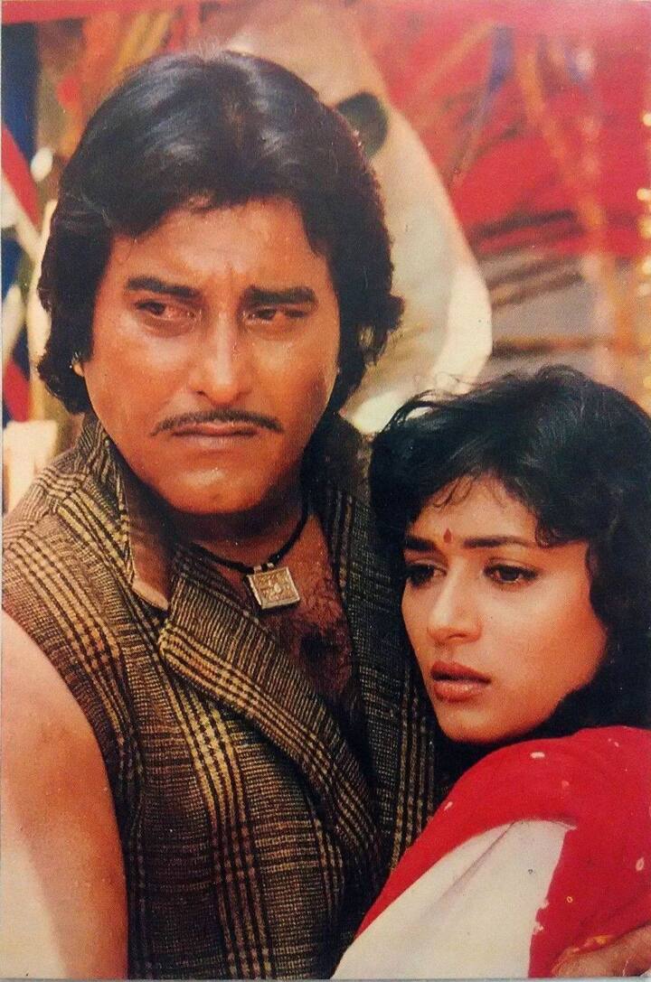 बात कर रहे हैं विनोद खन्ना, फिरोज खान और माधुरी दीक्षित की फिल्म ‘दयावान’ का है. जो साल 1988 में रिलीज हुई थी. इस फिल्म ने रिलीज होते ही बॉक्स ऑफिस पर बवाल मचा दिया था.