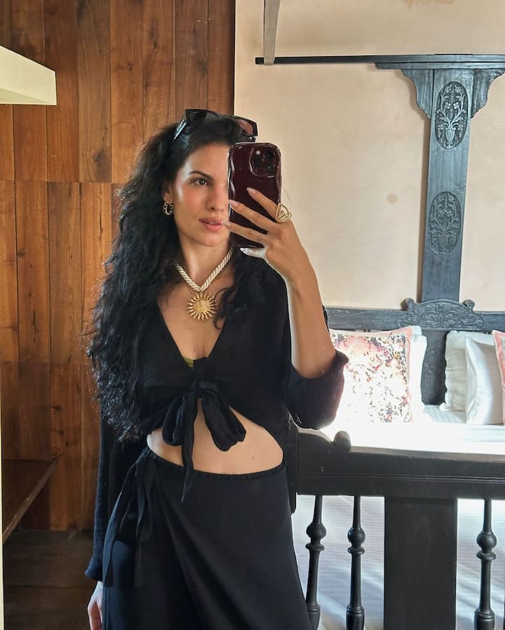 He also shared a mirror selfie. In this picture, she was looking very beautiful in a black outfit.