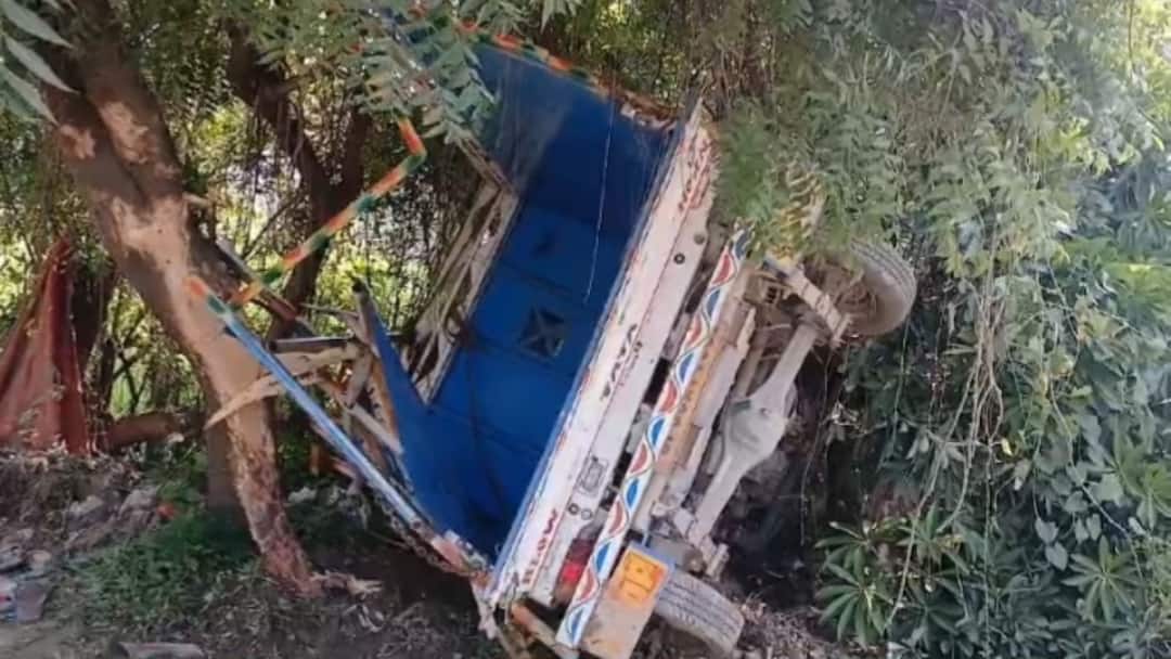 Amethi Road Accident Devotees Pickup Collided Tree due to tire burst UP Police ANN अमेठी में सत्संग सुनने जा रहे श्रद्धालुओं की पिकअप बेकाबू होकर पेड़ से टकराई, 13 लोग घायल