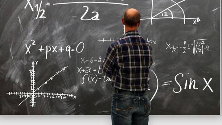 उत्तर प्रदेश की योगी सरकार प्रदेश में शिक्षामित्रों, अनुदेशकों और रसोइयों का मानदेय बढ़ाने पर विचार कर रही है. यूपी सरकार ने बेसिक शिक्षा विभाग के तहत काम कर रहे संविदा और आउटसोर्सिंग कर्मचारी का ब्योरा मांगा है. यूपी में 1.48 शिक्षामित्र है, जिन्हें प्रति माह 10 हजार रुपए मानदेय मिलता है. 4.02 लाख रसोइयों को हर महीने दो-दो हजार रुपए, बेसिक शिक्षा अधिकारी ऑफिस में तैनात कर्मियों में कंप्यूटर ऑपरेटर को 24000 रुपए और लेखाकार को 24500 मानदेह मिलता है.