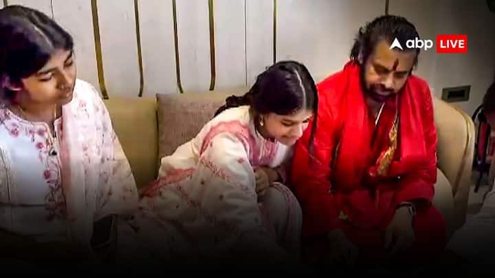 यह तो थी ट्रोलिंग की बात, लेकिन जो भी हो पवन कल्याण नंगे पैर एक अक्टूबर से तीन दिन की यात्रा और 11 दिनों के प्रायश्चित दीक्षा पूरी करने में जुटे हुए हैं. इस दौरान पवन कल्याण को दोनों बेटियां आद्या और पोलिन के साथ देखा गया. छोटी बेटी पोलिन ने मंदिर के नियमों के अनुसार गैर हिंदुओं और विदेशियों को मंदिर में जाने से पहले भगवान में विश्वास की घोषणा पत्र पर जो साइन करना होता है वह भी साइन किया.