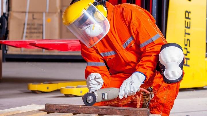 न केवल रेल बल्कि केंद्र सरकार ने जीवन यापन की बढ़ती लागत को देखते हुए श्रमिकों की दरों में तगड़ा इजाफा किया है. सरकार ने श्रमिकों लिए VDA में भी संशोधन किया है और न्यूनतम मजदूरी दर को बढ़ाकर 1035 प्रतिदिन करने की घोषणा कर दी है. इस संशोधन के बाद निर्माण, साफ सफाई, सामान उतारने और चढ़ाने जैसे अनस्किल्ड मजदूरों के लिए सेक्टर ए में न्यूनतम मजदूरी दर 783 रुपए प्रतिदिन कर दी गई है. इस हिसाब से अब हर महीने श्रमिकों को 20358 रुपए मिलेंगे.