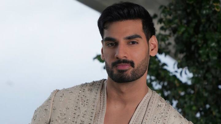 আবেগঘন অহন লেখেন, 'এবং তোমার জন্য, বাবা - আমি আজ যা সবটাই তোমার জন্য এবং আমি আমার সবটা দিয়ে চেষ্টা করব যে উত্তরাধিকার তুমি এত খেটে তৈরি করেছ তার সম্মান বজায় রাখার।'