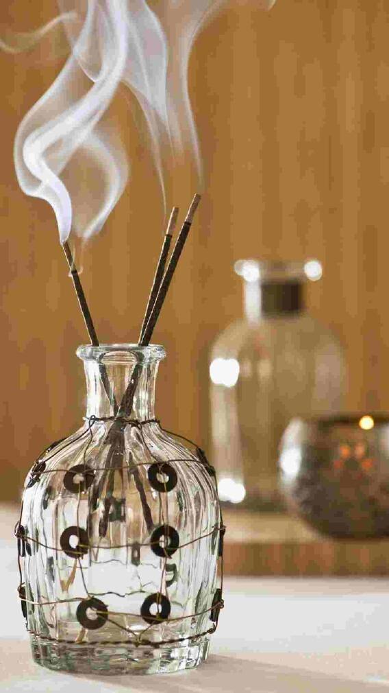 घरातून नकारात्मक ऊर्जा  कशी दूर करावी ?