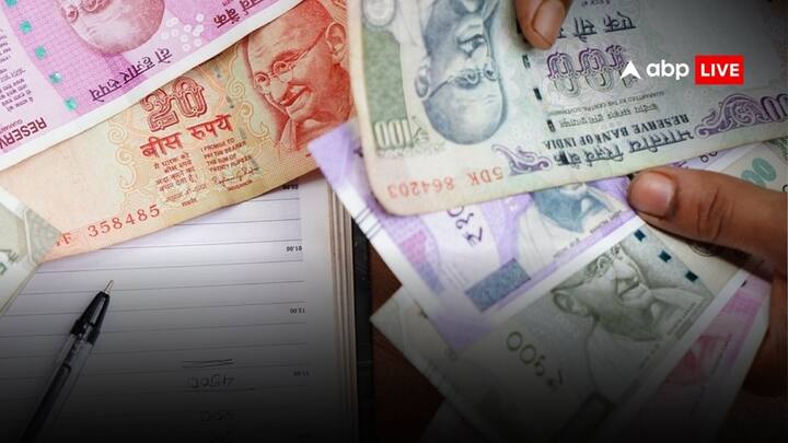 देशभर के सरकारी कर्मचारियों को महंगाई भत्ता मिलने वाला है. 9 अक्टूबर को होने वाली कैबिनेट बैठक में सरकार जुलाई में लागू होने वाले महंगाई भत्ते का ऐलान कर सकती है. जानकारी के अनुसार केंद्र सरकार इस बार तीन से चार फीसदी महंगाई भत्ते की बढ़ोतरी कर सकती है. मान लीजिए किसी की तनख्वाह 30 हजार रुपए है और उसकी बेसिक सैलरी 18 हजार है तो उनके DA में सालाना 9 हजार रुपए की बढ़त होगी. सरकार यदि तीन फीसदी DA देती है तो इसमें 9540 की बढ़त होगी तो वहीं चार फीसदी दर बढ़ाती है तो 9720 बढ़कर मिलेंगे.