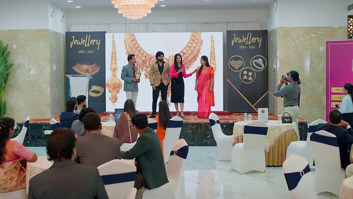 కావ్య దగ్గరకు వచ్చిన స్వప్న రాజ్ కి సారీ చెప్పమంటే అది అయ్యేది కాదంటుంది కావ్య. ఆ తర్వాత ఎక్స్ పో నిర్వాహకులు విజేతను ప్రకటిస్తారు. రాజ్ కంపెనీకే అవార్డ్ వస్తుందని అంతా ఫిక్సైపోతారు..కానీ సామంత్ కంపెనీ పేరు ప్రకటిస్తారు