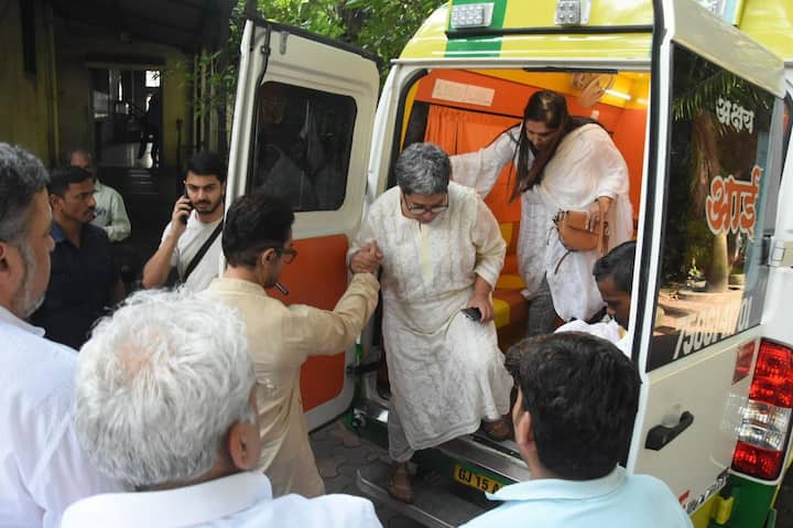 इस दौरान रीना दत्ता भी उनके साथ मौजूद थीं. आमिर उन्हें एंबुलेंस से उतरने में मदद करते नजर आए.