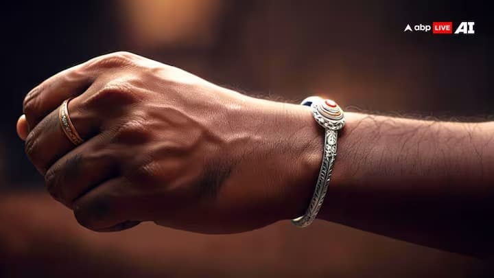 कडा घालण्याचा दुसरा फायदा म्हणजे कडा हा भगवान हनुमानाचं प्रतीक मानला जातो. पितळ आणि धातूपासून बनविलेला कडा घातल्याने नकारात्मक शक्ती दूर होतात.