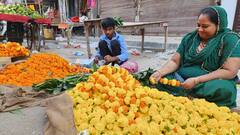 दिल्ली में मां की पूजा भी हुई महंगी, 20 से 50 प्रतिशत तक बढ़े फल-फूल और पूजा सामग्रियों के दाम