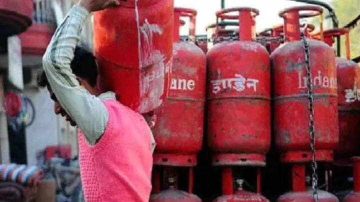 योगी सरकार ने न केवल मानदेय बढ़ाने की बात की है बल्कि पीएम उज्जवला योजना के सभी लाभार्थियों को फ्री रसोई गैस सिलेंडर देने की भी बात की है. सीएम योगी का कहा है कि दिवाली के अवसर पर प्रधानमंत्री उज्ज्वला योजना के सभी लाभार्थियों को निशुल्क रसोई गैस सिलेंडर वितरण किया जाना है. इसकी सभी औपचारिकताएं पूरी कर ली जाएं और प्रत्येक दशा में दिवाली से पहले सभी लाभार्थियों के घर में गैस सिलेंडर उपलब्ध हो जाना चाहिए. यूपी सरकार ने अपनी बैठक में ऐसे ही 25 प्रस्तावों को भी मंजूरी दी है.