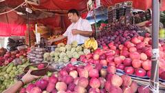 दिल्ली में मां की पूजा भी हुई महंगी, 20 से 50 प्रतिशत तक बढ़े फल-फूल और पूजा सामग्रियों के दाम