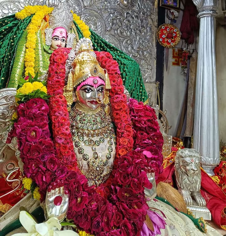 हरसिद्धि मंदिर के पुजारी रामचंद्र गिरी के मुताबिक माता सती की देशभर में जहां भी अंग गिरे हैं, वहां शक्तिपीठ की स्थापना हुई है. धार्मिक नगरी उज्जैन में महाकालेश्वर मंदिर के पीछे माता की कोहनी गिरी थी, यहां पर हरसिद्धि मंदिर की स्थापना हुई.