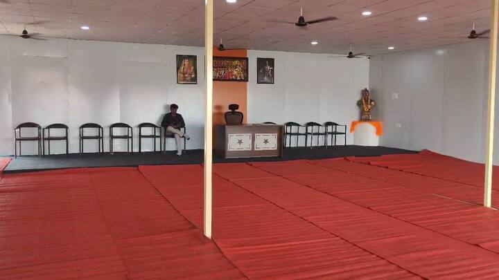 जालना येथे मनोज जरांगे यांच्या जनसंपर्क कार्यालयाचे उद्या उद्घाटन नारायण गडाचे महंत श्री शिवाजी महाराज यांच्या हस्ते होत आहे. या कार्यालयाचे नाव 'छत्रपती भवन' असे ठेवण्या आलंय.