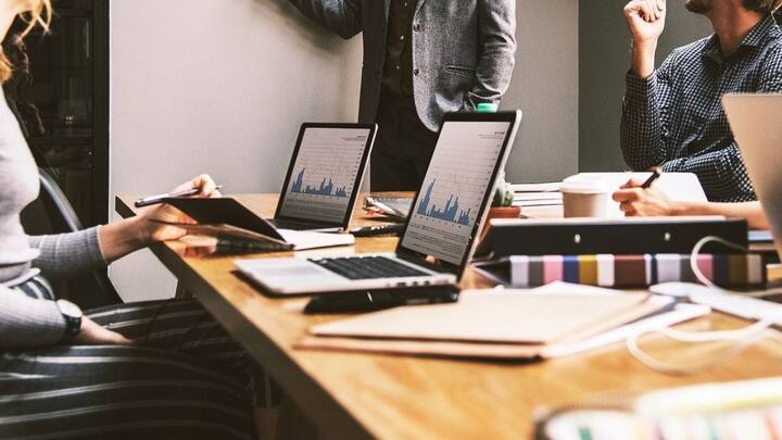 हिमाचल सरकार के प्रयासों से बीते डेढ़ साल में 2 हजार करोड़ से भी ज्यादा का राजस्व एकत्रित हुआ है. संभावनाएं जताई जा रही है कि इस बार दिवाली पर कर्मचारियों और पेंशनरों को चार फीसदी महंगाई भत्ता मिल सकता है. खास बात यह है कि हिमाचल के सरकारी कर्मचारियों को पेंशनरों को एक फीसदी महंगाई भत्ते का भुगतान करने के लिए 150 करोड़ रुपए का प्रबंध करना होगा और यदि सरकार चार फीसदी महंगाई भत्ता देती है तो उसे 600 करोड़ रुपए की जरूरत होगी. सरकार पहले से ही आर्थिक संकटों से जूझ रही है और पहले की तीन किस्तों का चार फीसदी महंगाई भत्ता अभी भी बकाया है.