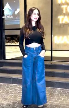 Kim Sharma | ડેનિમ અને બ્લેક શોર્ટ ટીશર્ટમાં કિમનો ડેશિંગ લુક જોઈ દિવાના થયા ફેન્સ