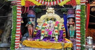 நவராத்திரி; மதுரை மீனாட்சி கோயிலில் ராஜராஜேஸ்வரி அலங்காரத்தில் காட்சியளித்த அம்மன்